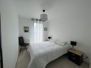 2 chambres, fer et planche à repasser
