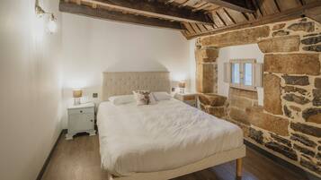 4 slaapkamers, een strijkplank/strijkijzer, gratis wifi, beddengoed