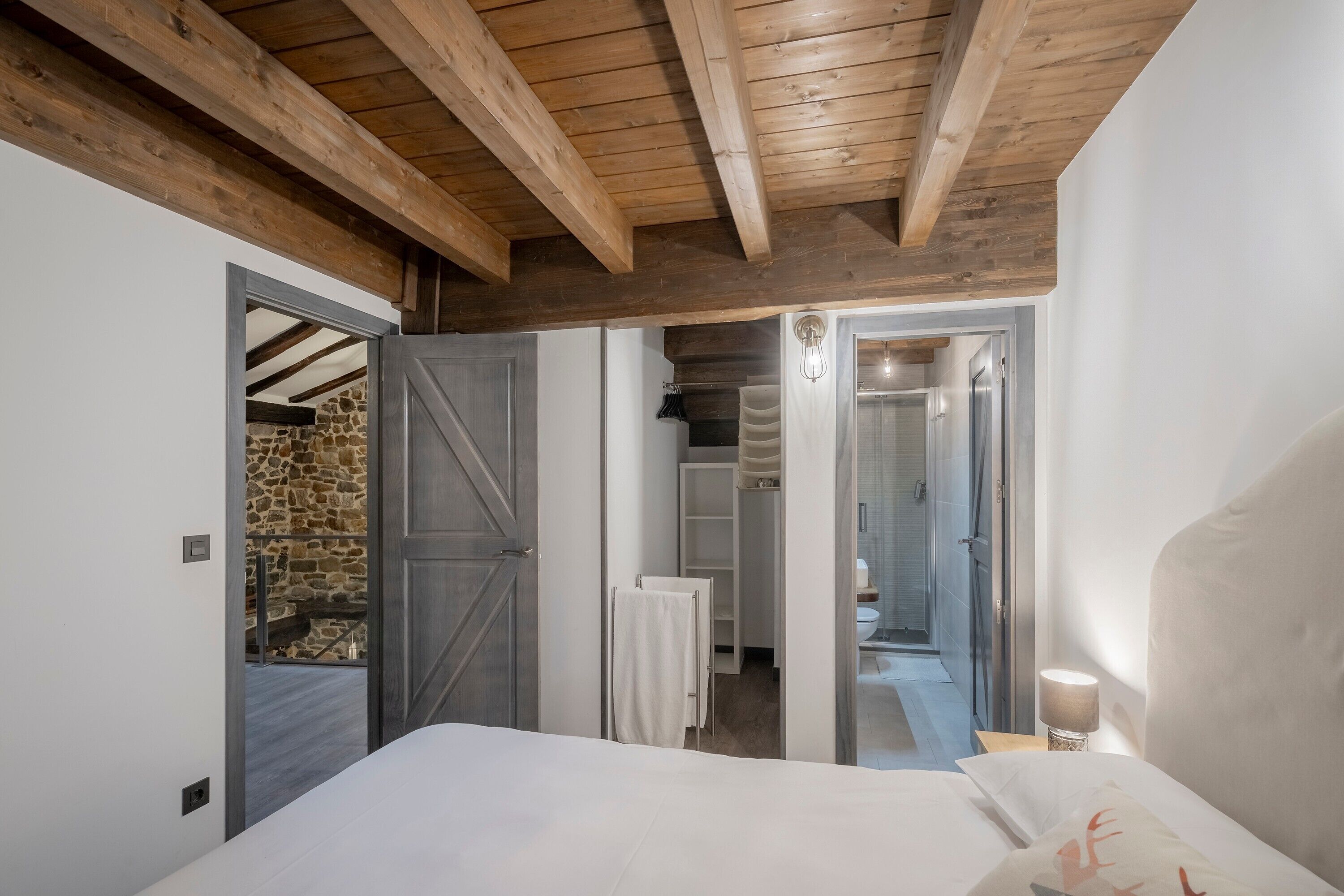 4 室のベッドルーム、アイロン / アイロン台、WiFi (無料)、ベッドシーツ