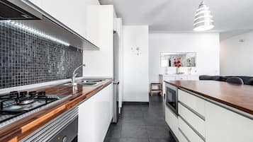 Een koelkast, een microgolfoven, een oven, een kookplaat