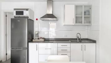 Een koelkast, een magnetron, een kookplaat