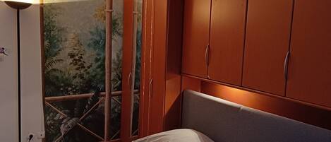 1 chambre, bureau, fer et planche à repasser, lit parapluie