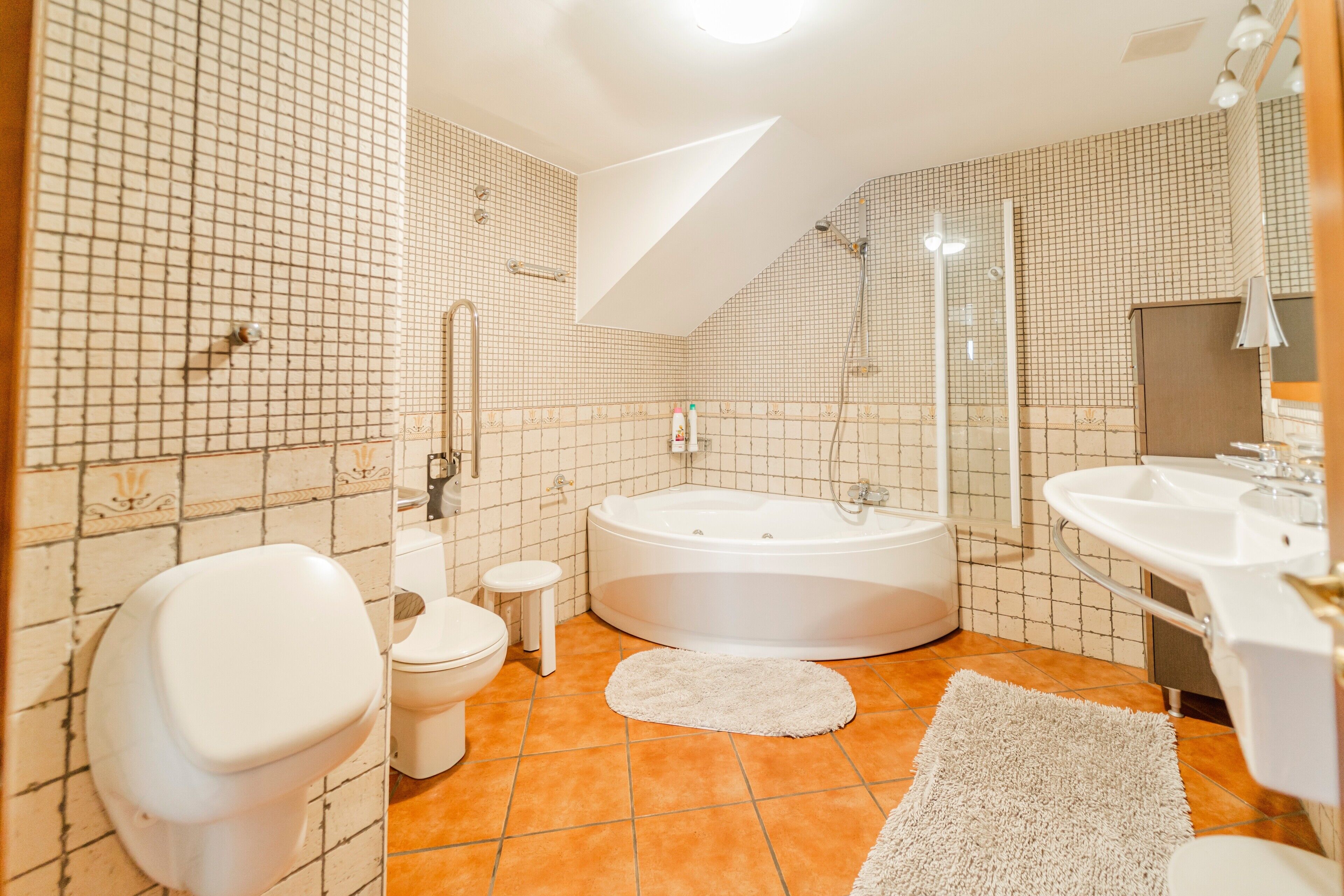 Een douche, een haardroger, handdoeken