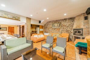 TV, lareira, videogames, DVD player