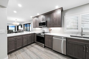 Geladeira, micro-ondas, fogão, cooktop