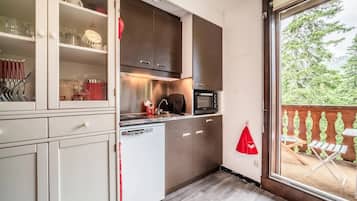 Refrigerador, horno, parrilla de estufa y cafetera y tetera