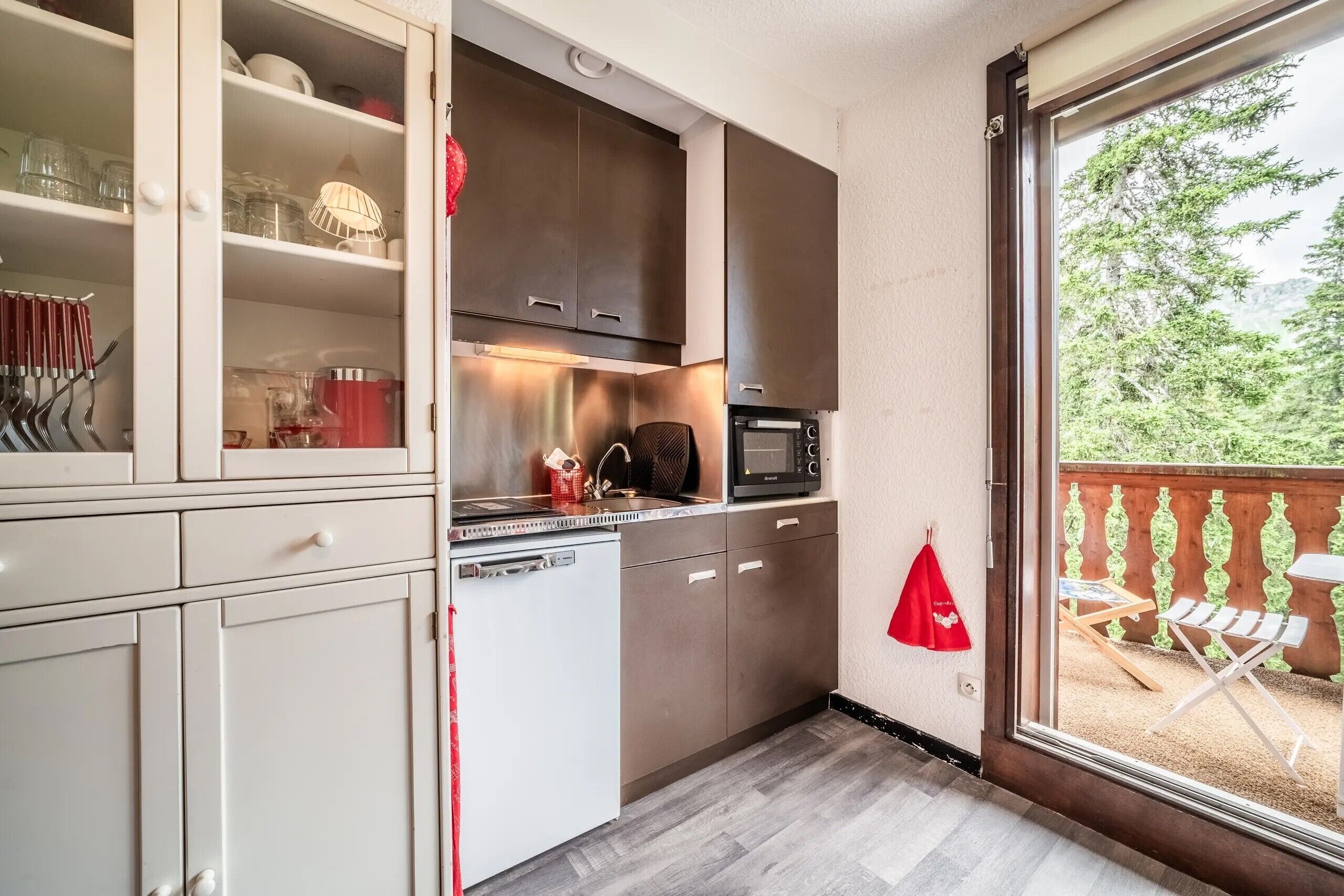 Réfrigérateur, four, plaque de cuisson, cafetière/bouilloire