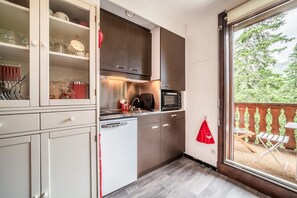 Een koelkast, een oven, een kookplaat, een koffiezetapparaat/waterkoker