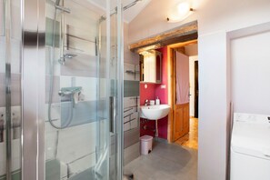 Dusche, Haartrockner, Handtücher
