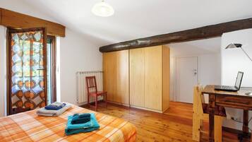 1 dormitorio, tabla de planchar con plancha, wifi gratis y ropa de cama