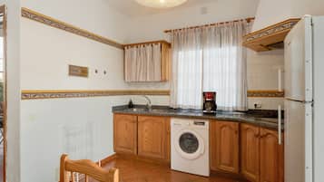 Kühlschrank, Mikrowelle, Herdplatte, Wasserkocher mit Kaffee-/Teezubehör