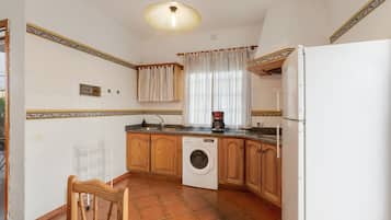 Frigorífico, microondas, placa de cocina y cafetera o tetera