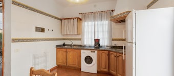Holiday Home 'La Casa Amarilla' with Mountain View, Private Garden and Wi-Fi