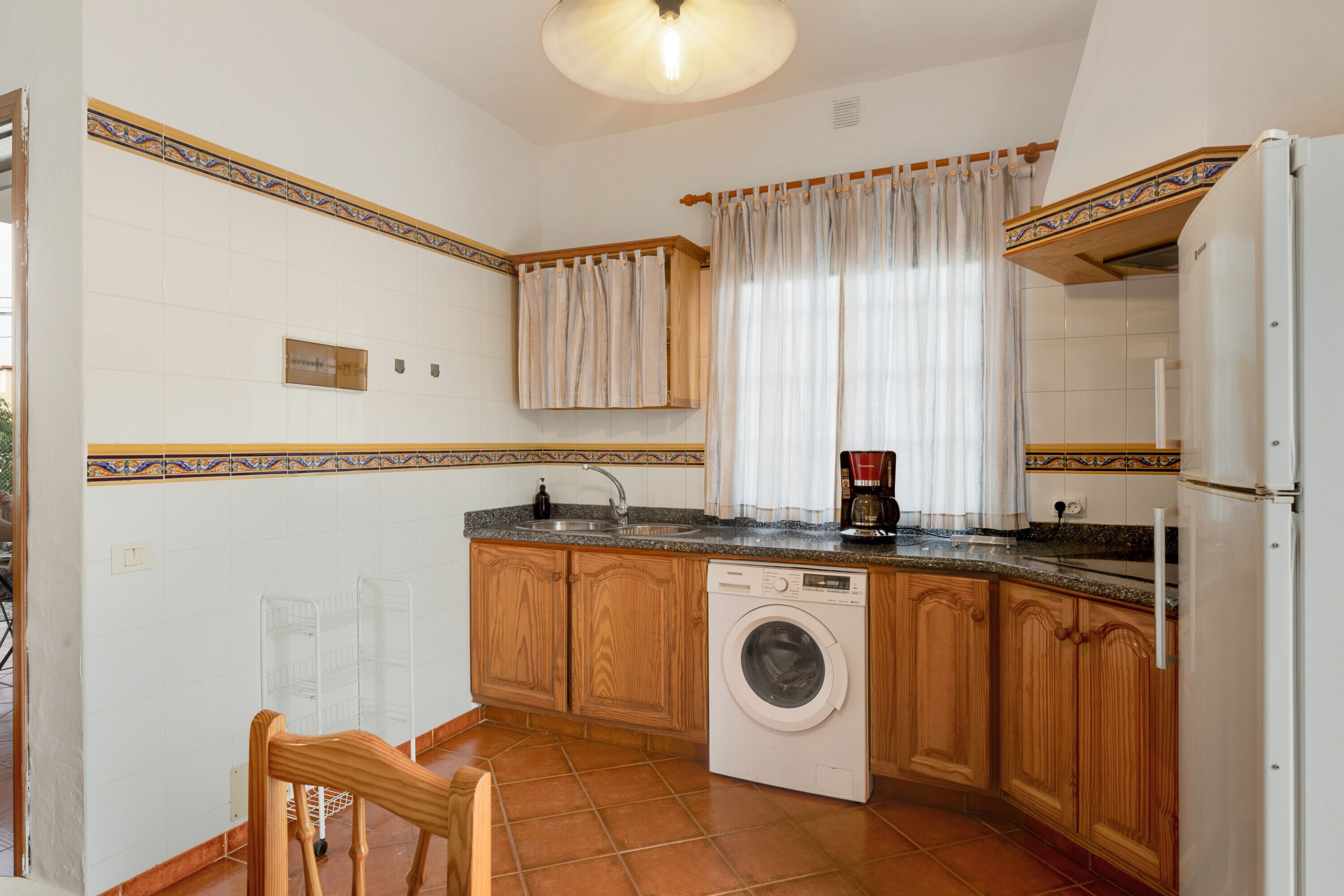 Jääkaappi, mikroaaltouuni, liesi, kahvin-/teenkeitin