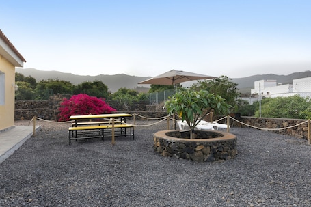Outdoor dining. Holiday Home 'La Casa Amarilla' with Mountain Views, Private Garden & Wi-Fi