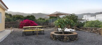 Holiday Home 'La Casa Amarilla' with Mountain Views, Private Garden & Wi-Fi