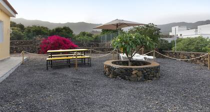 Holiday Home 'La Casa Amarilla' with Mountain Views, Private Garden & Wi-Fi