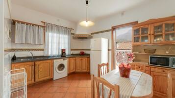 Refrigerador, microondas, parrilla de estufa y cafetera y tetera