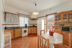 Réfrigérateur, micro-ondes, plaque de cuisson, cafetière/bouilloire