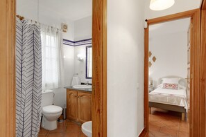 Chuveiro, secador de cabelo, toalhas de banho 