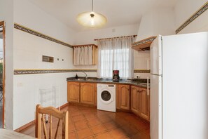 Geladeira, micro-ondas, cooktop, cafeteira/chaleira