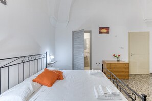 1 bedroom, bed sheets