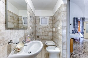 Regadera, secadora de cabello, toallas 