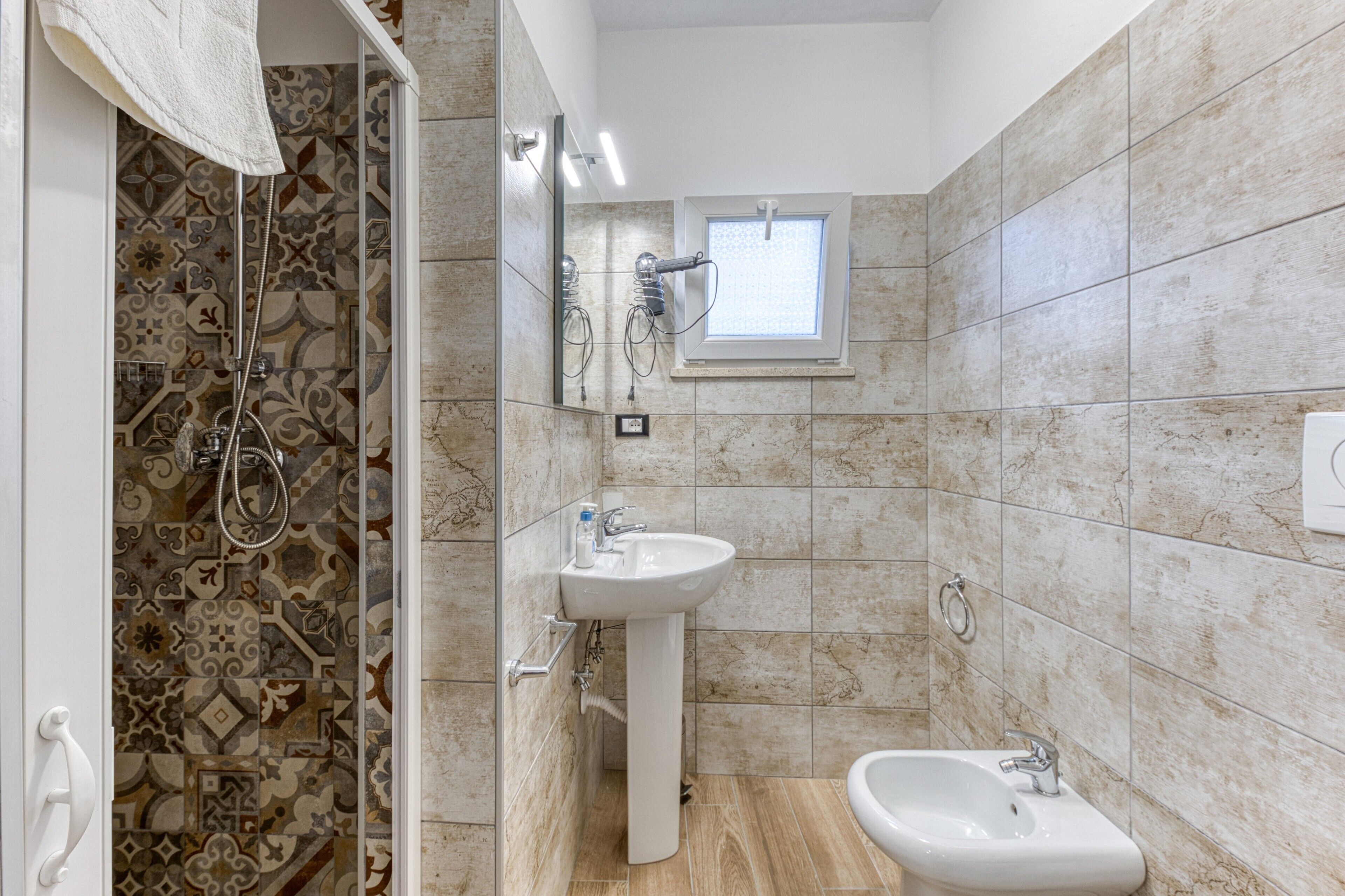 Een douche, een haardroger, handdoeken