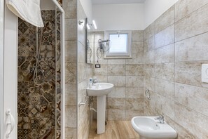 Een douche, een haardroger, handdoeken
