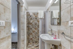 Regadera, secadora de cabello, toallas 