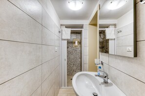 Regadera, secadora de cabello, toallas 