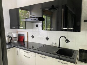 Kühlschrank, Mikrowelle, Kochgeschirr/Geschirr/Besteck