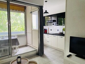 Kühlschrank, Mikrowelle, Kochgeschirr/Geschirr/Besteck