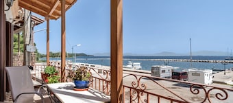 Casa de vacaciones "Barba Panais' House" con balcón y vistas al mar