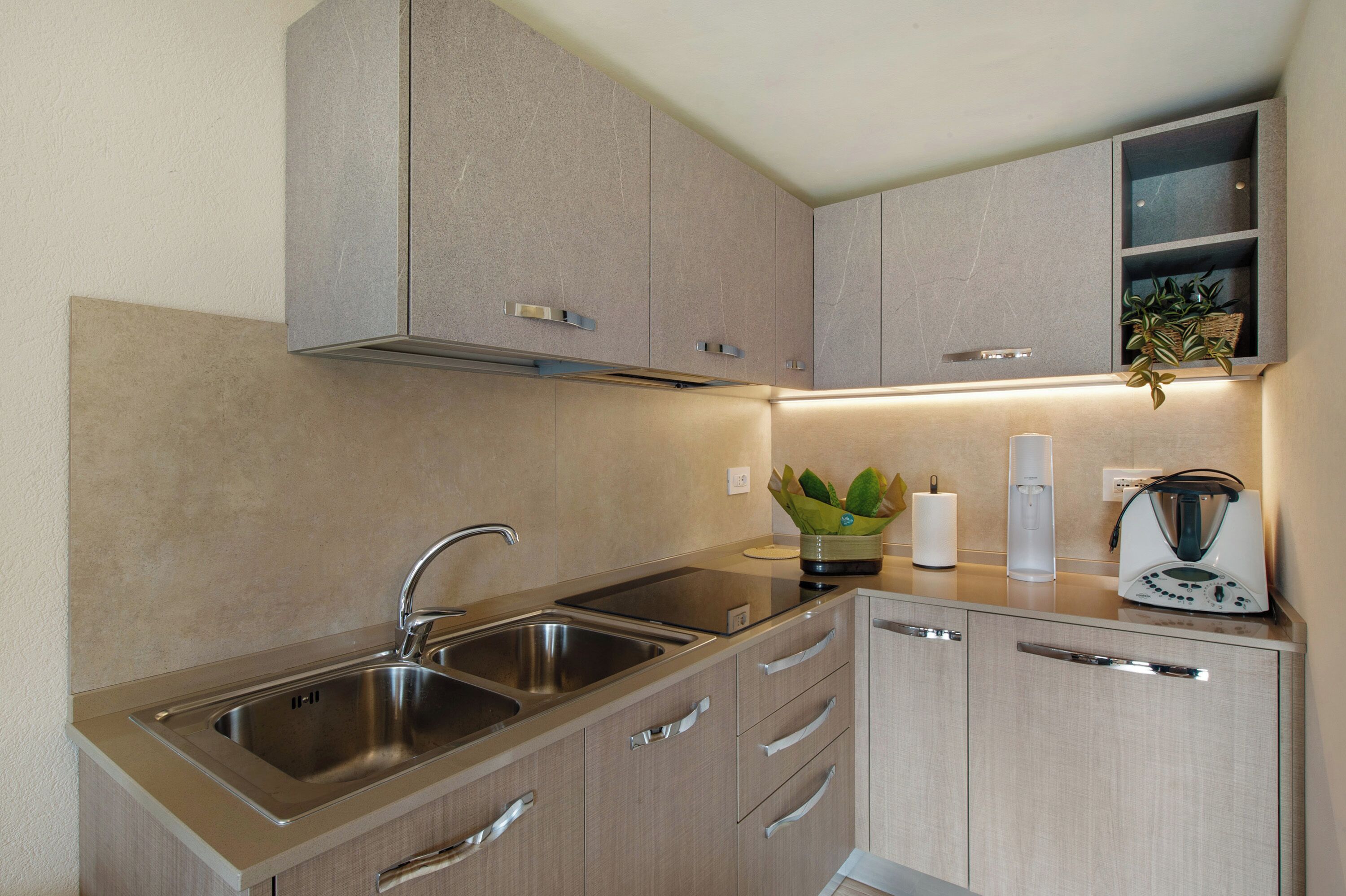 Réfrigérateur, micro-ondes, four, plaque de cuisson