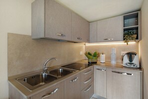 冷蔵庫、電子レンジ、オーブン、コンロ