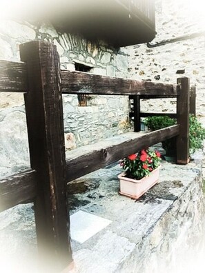 Property grounds - Holiday Home 'Perruchon' with Mountain View, Shared Terrace and Shared Garden (Perloz)