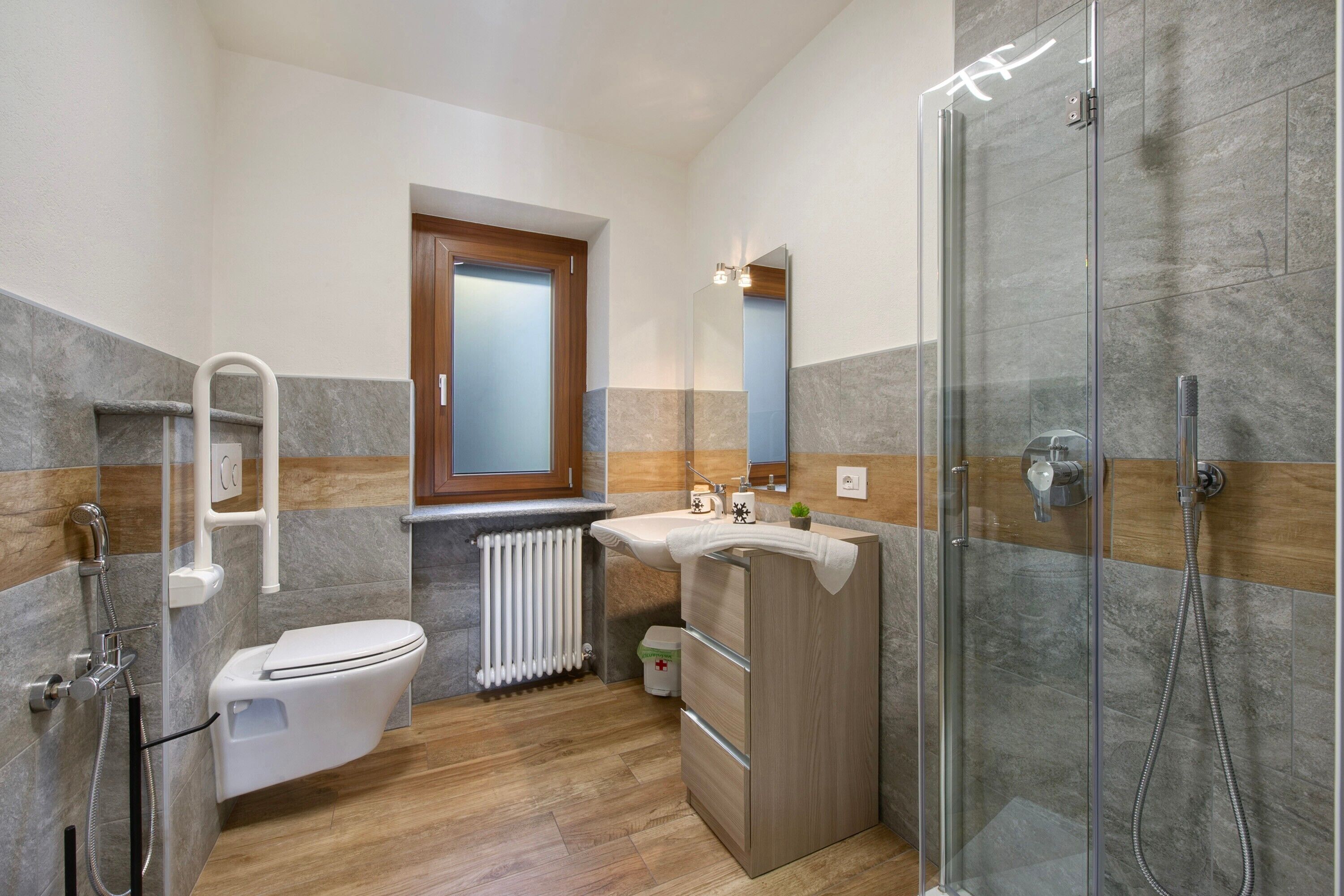 Dusche, Haartrockner, Handtücher
