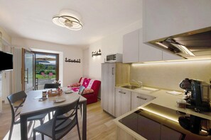 Fridge, microwave, oven, stovetop - Apartment 'Agriturismo La Grange - Family' with Mountain View, Wi-Fi and Air Conditioning (Pont-Saint-Martin)