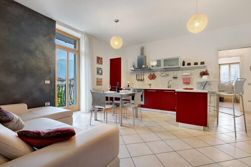 Apartment 'Das Rote Haus' with Mountain View, Balcony and Wi-Fi