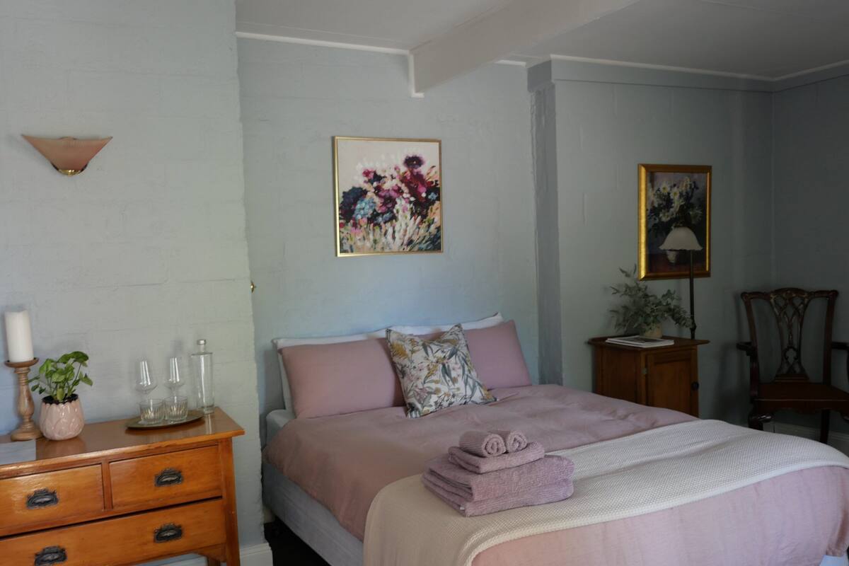 Comfort Double Room, Patio, Garden View | Seterika/papan seterika 