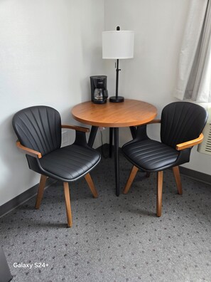 Basic Double Room | In-room dining - Piper's Inn (Clearbrook)