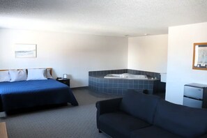 Comfort Suite | Living area - Piper's Inn (Clearbrook)