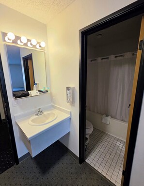 Towels, soap, shampoo, toilet paper - Piper's Inn (Clearbrook)