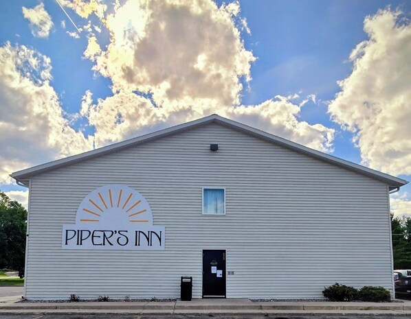 Exterior - Piper's Inn (Clearbrook)