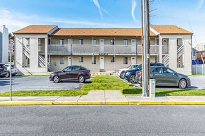 Un motel à plusieurs étages doté d’une cour intérieure, d’un parking et d’une enseigne indiquant une réduction de 50 %.
