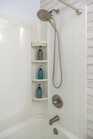 Douche, séchoir à cheveux, serviettes fournies, savon