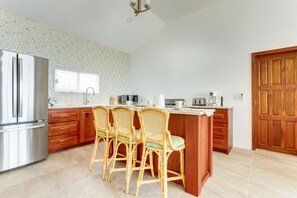 Réfrigérateur, four à micro-ondes, surface de cuisson, lave-vaisselle
