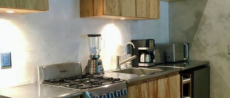 Frigorífico, microondas, horno y cafetera o tetera