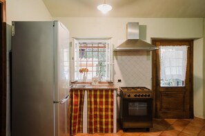 Réfrigérateur, surface de cuisson, grille-pain, vaisselle et ustensiles